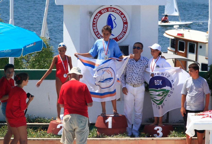 Kınalıada Sporcuları 2011 Adalar kaymakamlık yarışlarında ödüllerini aldı