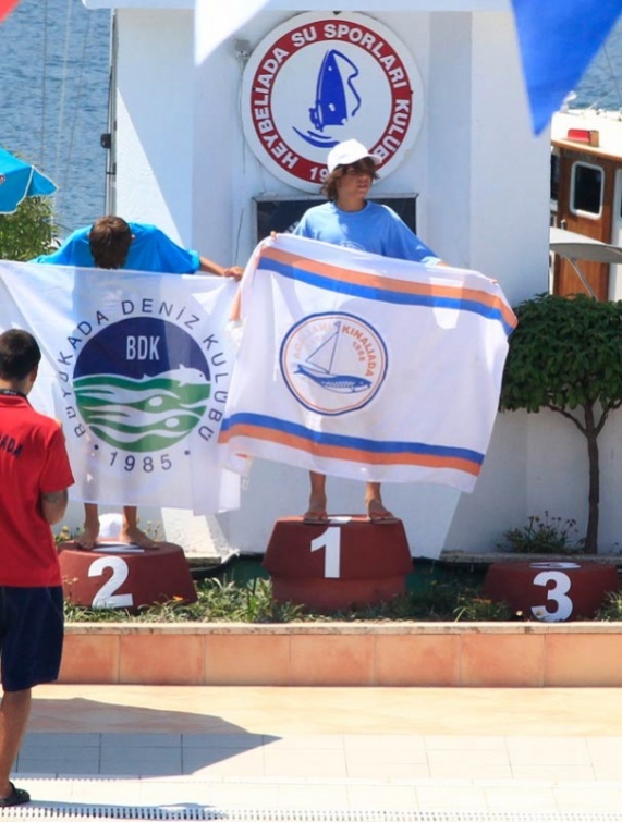 Kınalıada Sporcuları 2011 Adalar kaymakamlık yarışlarında ödüllerini aldı - Sporcularimiz_Odullerinalirken-11.jpg Sporcularimiz_Odullerinalirken-11.jpg