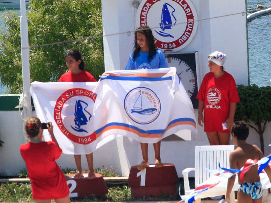 Kınalıada Sporcuları 2011 Adalar kaymakamlık yarışlarında ödüllerini aldı