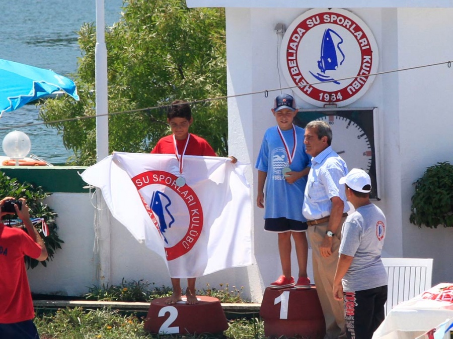 Kınalıada Sporcuları 2011 Adalar kaymakamlık yarışlarında ödüllerini aldı