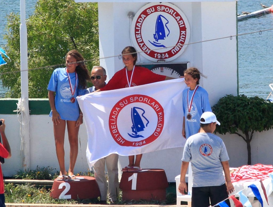 Kınalıada Sporcuları 2011 Adalar kaymakamlık yarışlarında ödüllerini aldı - Sporcularimiz_Odullerinalirken-17.jpg Sporcularimiz_Odullerinalirken-17.jpg