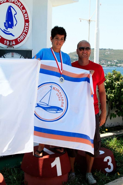 Kınalıada Sporcuları 2011 Adalar kaymakamlık yarışlarında ödüllerini aldı - Sporcularimiz_Odullerinalirken-19.jpg Sporcularimiz_Odullerinalirken-19.jpg