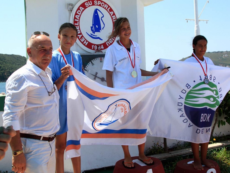Kınalıada Sporcuları 2011 Adalar kaymakamlık yarışlarında ödüllerini aldı - Sporcularimiz_Odullerinalirken-20.jpg Sporcularimiz_Odullerinalirken-20.jpg