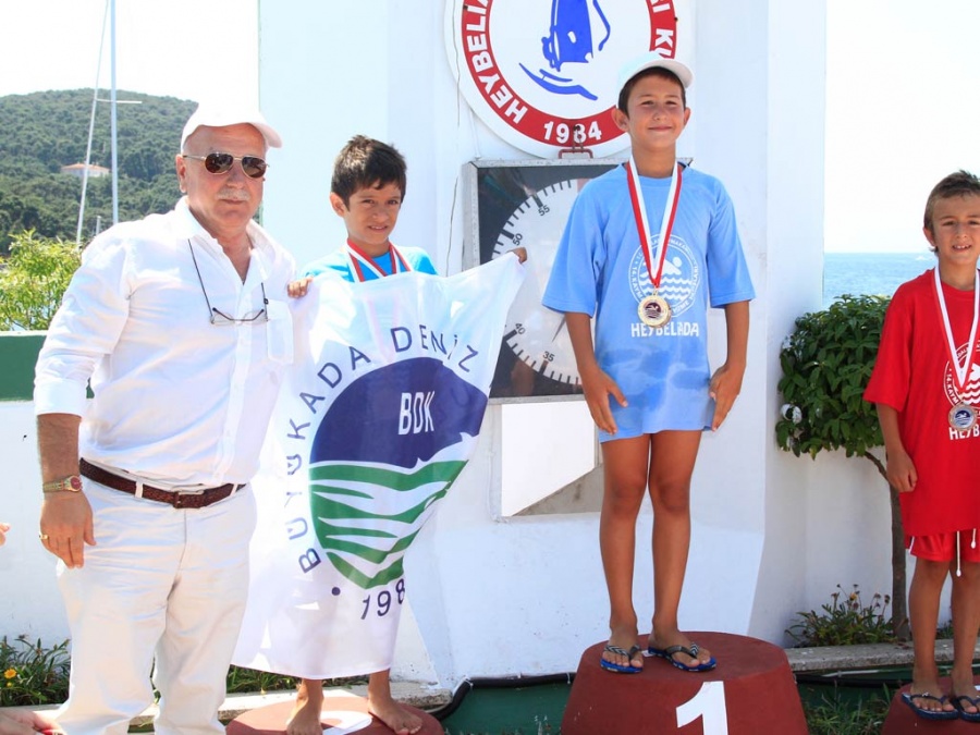 Kınalıada Sporcuları 2011 Adalar kaymakamlık yarışlarında ödüllerini aldı - Sporcularimiz_Odullerinalirken-22.jpg Sporcularimiz_Odullerinalirken-22.jpg