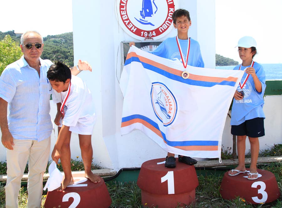 Kınalıada Sporcuları 2011 Adalar kaymakamlık yarışlarında ödüllerini aldı - Sporcularimiz_Odullerinalirken-25.jpg Sporcularimiz_Odullerinalirken-25.jpg